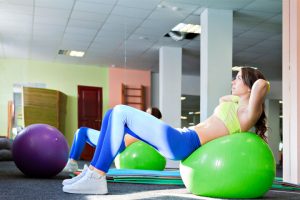 כפיפות בטן עם פיטבול