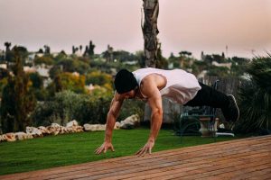 אדם קופץ בזמן שכיבות סמיכה