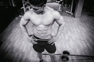 בחור עם גוף מושלם וחטוב