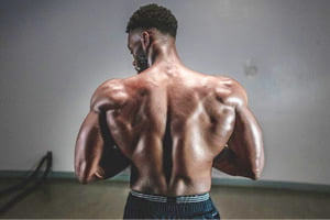 בחור עם גב שרירי