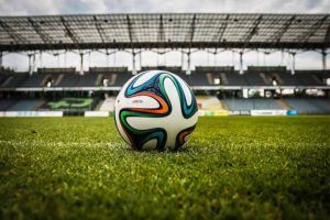 כדור כדורגל על הדשא