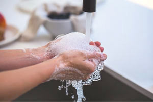 אדם רוחץ את הידיים