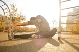 איש עושה מתיחות לרגליים